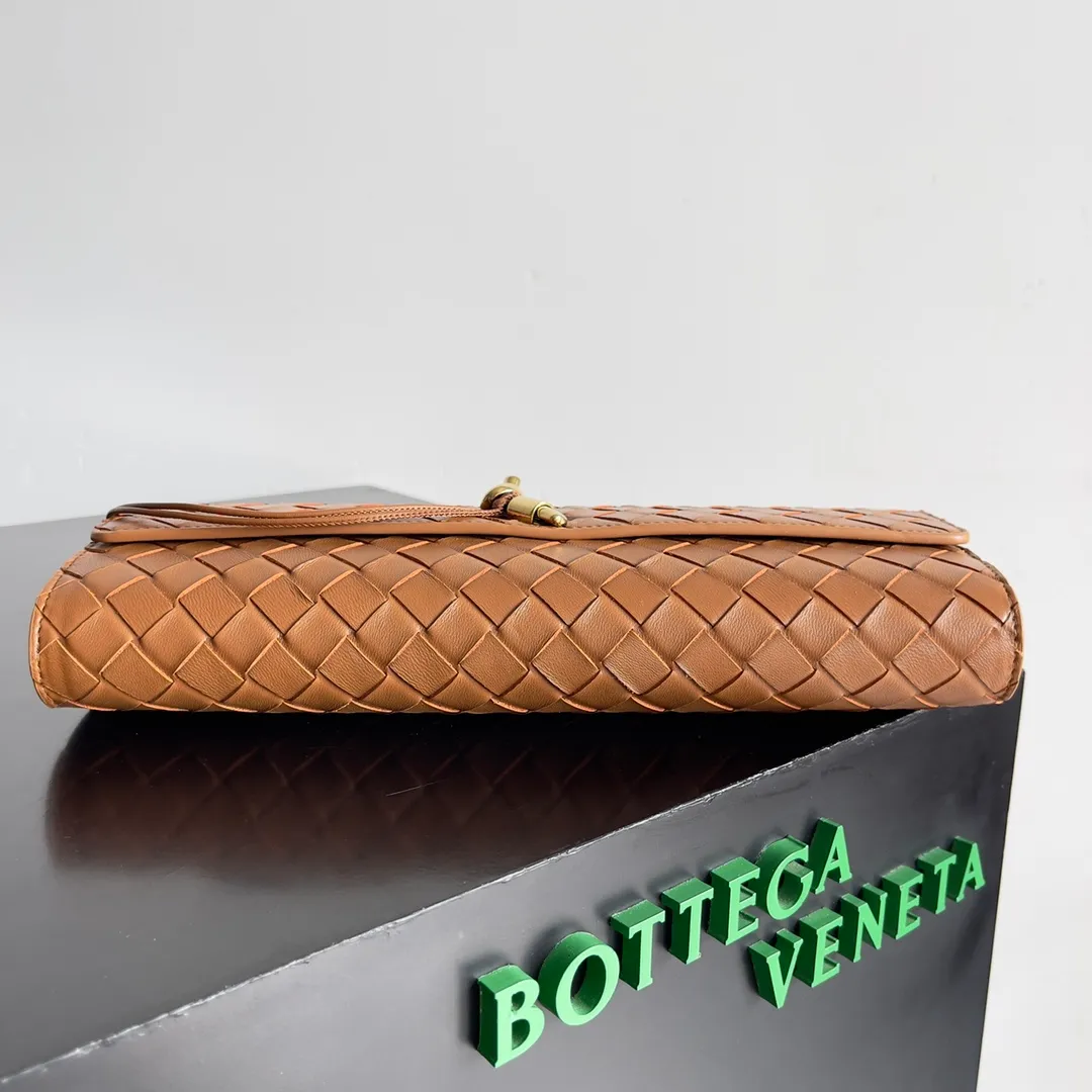 The batch of 1360 BV Andiamo evening handbags has been heavily planted again~ The designer aesthetics in the era of economic downturn are back. I fall in love with it at first sight and can't put it down. It's so beautiful and full of aura. The shape and texture are very competitive. It's light in weight and has sufficient capacity. It's a must-have for fashionistas. It's suitable for many occasions, minimalist, high-end and light luxury. Model No.: 741511 Size: 31*13*3cm
